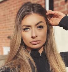 Woman accidentally shames boyfriend with bathroom mirror selfie