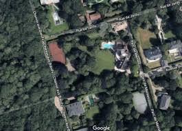 Salle à manger, cuisine indépendante, bar. La Residence De Johnny Hallyday A Marnes La Coquette Est A Vendre Soirmag