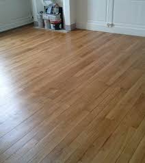 dans le salon et idealement le reste de l appartement le parquet en chene clair avec vitrification mate renovation parquet parquet en chene parquet