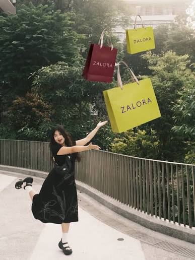 get in girls, its time to go shopping with @zalora's big fashion sale  happening now to 28 June 🤩 with up to 90% off fashion brands plus their  daily super flash sales!!