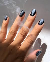Uñas tonos mate tipo marmol están en tendencia. Cinco Disenos De Unas De Halloween Que Llevariamos Tambien Cualquier Otro Dia Del Ano Y Como Hacerlos Paso A Paso En Casa