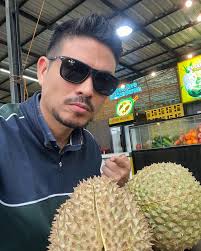 Pupa dan Durian… Kemana-mana cari durian. Tapi tetap makannya jangan brutal  kali, yang penting nyobain rasa durian di berbagai daerah, sisanya tetap  olahraga ya… #durianlover