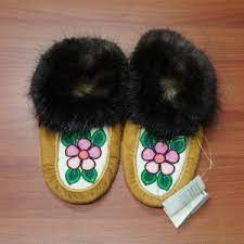 By the late 1830s women used beadwork more frequently, and by the late 1800s women were making entire garments, especially vests, moccasins, and leggings, covered with beads (paterek 1994, 87). Moccasins Arctic Canada Trading