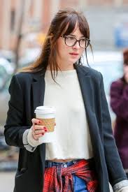 Frisuren zum pony rauswachsen lassen. Dakota Johnsons Frisuren Makeover Dakota Johnson Stil Pony Frisur Brille Dakota Johnson Haare