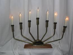 Förstärk julkänslan i hemmet med en klassisk adventsljusstake i trä eller utmana den skandinaviska jultrenden med ett mer vågat alternativ, förslagsvis i metall för ett lite lyxigare inslag i juldekorationen. Annons Pa Tradera Fin Aldre Adventsljusstake Gnosjo 110 I Massing Inredning Massing