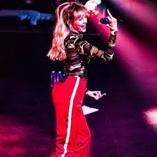 Le Pantalon De Survetement Rouge A Bande Blanche Porte Par Angele Lors D Un De Ses Concerts Sur Le C Pantalon De Survetement Survetement Rouge Angele Chanteuse