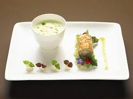 Kalte Spreewalder Gurkensuppe Mit Plins Aal Rollchen Gurkensuppe Lebensmittel Essen Plinsen