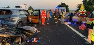 L'autostrada a1 è ora chiusa tra piacenza sud e fiorenzuola, per l'incidente verificatosi al km 67 in direzione milano. Doppio Incidente A1 1 Morto E 8 Feriti Toscana Ansa It