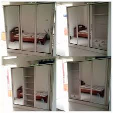Keunggulan lainnya adalah model pintu geser ini lebih aman dibandingkan dengan pintu biasa karena engsel bisa lepas atau jatuh ketika dibuka terlalu keras. Lemari Pakaian Pintu Geser Full Kaca Warna Putih Ukuran 160x50x200 Perlengkapan Rumah 765115818