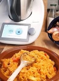 Verser le bouillon de cuisson du poulet dans une casserole (qui est ce qui a été la cuisine). Riz A La Tomate Et Encornets Au Tm6 Avec Le Mode Rice Cooker