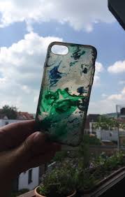 Benutzen sie so viele farben, wie sie möchten, den kombinationsmöglichkeiten sind keine grenzen gesetzt. Diy Handyhulle Im Marmor Look Mit Nagellack Gestalten Tre