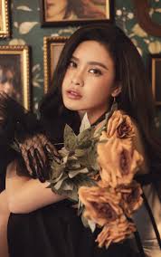 Cô được hình biết đến với vai nữ chính trong bộ phim một ngày không có em và album đầu tay đơn côi, phía sau nụ cười. TrÆ°Æ¡ng Quá»³nh Anh Gai Má»™t Con Ngay Cang Ná»•i Loáº¡n Bao NgÆ°á»i Lao Ä'á»™ng