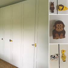 Weitere ideen zu kinder zimmer, kinderzimmer, zimmer. Eine Ikea Pax Schrankwand Wurde Hier Mit Freundlichen Tier Mobelknopfen Kindgerecht Gestaltet Mobelgriffe Mobel Kinder Zimmer