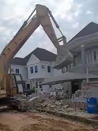 Residents of Oworonshoki, Berger axis of Lagos, were thrown into chaos in  the early hours of saturday as government-backed demolition teams pulled  down several houses, leaving many homeless and stranded. Eko Hot