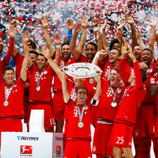 Despite having another bundesliga trophy in the silverware case at allianz arena, it's shaping up to be a summer of change for bayern, where rb leipzig. Bayern Munich Lift Bundesliga Trophy And Celebrate By Drenching Each Other In Beer Mirror Online