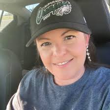 Is anybody else seeing the hang glider near the hospital and mountain?