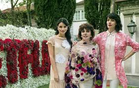 Jun 28, 2021 · a cuatro años de que la serie mexicana «la casa de las flores» fuera estrenada por streaming, su exprotagonista verónica castro y su director, manolo caro, siguen generando polémica. La Casa De Las Flores La Temporada 3 Elena De La Mora Muere En La Ultima Entrega Off Side Depor