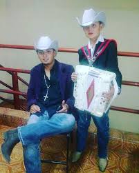 Cuando me piden paro con gusto doy mi mano y les comparto lo que tengo brindo por ser borracho y ser humilde de. Asi Comenzo La Historia Los Dos Carnales Facebook