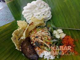 Menikmati Nasi Pecel Pincuk Bu Ama Di Jalan Kh Wahab Hasbullah Jombang Rasanya Mantap In 2021 Nasi Makanan Sayuran