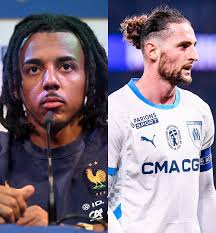 🚨 Jules Koundé juge les banderoles des supporters du PSG envers Adrien  Rabiot 𝗜𝗡𝗔𝗖𝗖𝗘𝗣𝗧𝗔𝗕𝗟𝗘𝗦 😡 "Très peiné pour Adrien parce que  c'est injuste et inacceptable. Au-delà des rivalités, 𝗶𝗹 𝘆 𝗮 𝗱𝗲𝘀