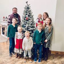 Anna duggar, who is expecting baby no. Duggar Fans Urge Josh S Wife Anna To Run From Troubled Husband As Pregnant Star Stands By Him Amid Child Porn Charge