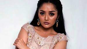 Singel lagi syantik dari siti badriah kembali melesat ke tangga lagu terpopuler di youtube seluruh dunia, setelah pekan lalu sempat tersingkir dari peringkat 25 besar.lagi syantik merangkak naik bersama no tears left to cry dari ariana grande dan clandestino dari shakira. Fantastis Segini Uang Yang Didapat Siti Badriah Dari Youtube Gara Gara Lagu Lagi Syantik Tribun Kaltim