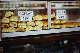 Mumpung ada yg semangat mau makan roti, kesempatan buat nyobain resep rotinya mba dinniroti. Toko Roti Jadul Puluhan Tahun Ini Masih Jual Roti Hangat Tiap Hari