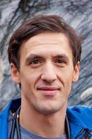 Свою карьеру в кино артур смольянинов начал в возрасте 15 лет, снявшись в фильме кто, если не мы. Artur Smolyaninov