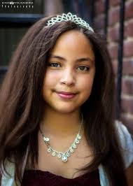 What are the best ways to support the Reina de la Feria de las Flores?