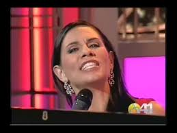 ELOISA MARTIN canta una "sevillana" en Miami