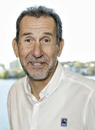 AUF DEM SPRUNG NACH HAMBURG