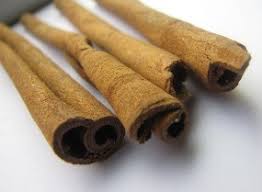 Buntil ini dibuat dari kukusan daun keladi, daun pepaya atau daun singkong yang diisi parutan kelapa dicampur ikan teri, diberi bumbu bawang, cabai, lengkuas, asam, garam, dsb. Kayu Pengharum Masakan