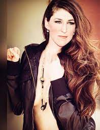 By 1993, while blossom was still airing, she had already won a deferred place at harvard and was also accepted by yale but chose in the end to attend ucla. Mayim Bialik 9gag
