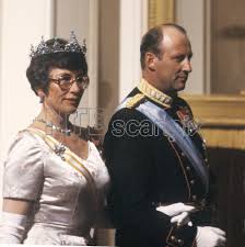 Ob beim feiern gehen mit freunden oder in entspannter opprinnelig var kronen et myntstykke med bilde av en krone. Oslo 198204 14 16 Det Spanske Kongeparet Kong Juan Carlos Og Dronning Sofia Pa Offisielt Besok I Norge Her Er Prinsesse A Norwegian Royalty Royal Family Royal