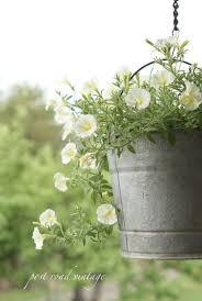 This Would Look So Cute Instead Of Just Hanging Baskets Need To Look For These Buckets At Yard Sales Antique Shops This Garten Gartencontainer Blumen Anbauen