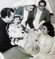 درست فى معهد التمثيل وتخرجت فيه سنة 1947 ØµÙˆØ±Ø© Ù†Ø§Ø¯Ø±Ø© Ù„Ù„Ø­Ø¸Ø© ÙˆÙ„Ø§Ø¯Ø© ÙØ§ØªÙ† Ø­Ù…Ø§Ù…Ø© Ø§Ø¨Ù†ØªÙ‡Ø§ Ù†Ø§Ø¯ÙŠØ© Ù…Ø¬Ù„Ø© Ø³ÙŠØ¯ØªÙŠ