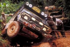 There is a rectangle of hard rubber pop riveted to the wing top where the front end rests against the wing. Land Rover Defender Camel Trophy 25 Exemplaires A 225 000 Challenges
