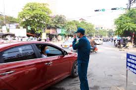 Nhân viên y tế vận chuyển thiết bị y tế và nhu yếu phẩm vào bệnh viện k cơ sở tân triều. Gegd2obkwxekom