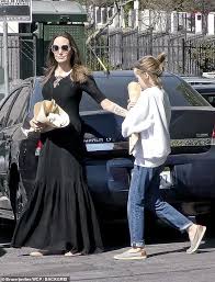 Angelia jolie reveals zahara & shiloh recently underwent surgery: Angelina Jolie S Daughter Shiloh On Crutches After Surgery News Daily Mail Online