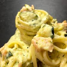 Se invece siete alla ricerca della ricetta della crema di formaggio calda per i vostri primi piatti questa è la ricetta giusta per voi. Linguine Con Crema Di Zucchine Formaggio E Salmone Ricette Ricette Linguine Cibo Etnico