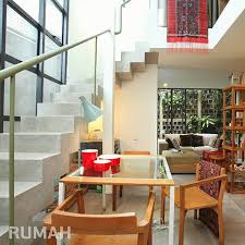 Banyak Bukaan Di Dalam Rumah Membuat Rumah Mungil Ini Terasa Nyaman Kalau Kamu Apa Yang Membuat Rumahmu Terasa Nyaman Lokasi Kediam House Home Home Decor