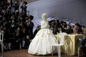 Ultra Orthodox Jewish Bride Marries In Front Of Thousands Jewish Wedding Jewish Bride Orthodox Wedding