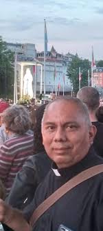 Nuestro párroco Mons Rogelio Peralta en oración por todos nuestros enfermos  ante Nuestra Señora de Lourdes, la Inmaculada Concepción. Que su viaje siga  acrecentando la fé y rinda los frutos deseados, unidos