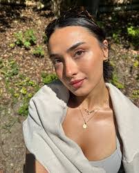 Kate Connelly's Instagram, Twitter & Facebook