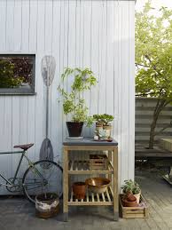 Nachdem der winter schon vorbei ist, werden sie immer mehr zeit im freien verbringen damit sie sich wohl und gemütlich fühlen, sollten sie unbedingt ihren garten verschönern. Praktisches Design Fur Den Garten So Verschonern Wir Uns Die Gartenarbeit Designblog