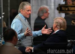Wall street è un film del 1987 diretto da oliver stone e interpretato da michael douglas, charlie sheen e daryl hannah. Photos Michael Douglas And Donald Trump On The Set Of Wall Street 2 Starcasm Net