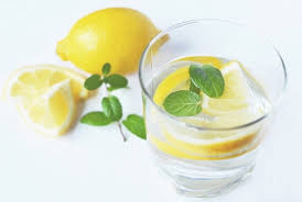 Air lemon dan madu diyakini bisa mengeluarkan racun dalam tubuh. Minum Air Lemon Adakah Manfaatnya Saat Pandemi Republika Online