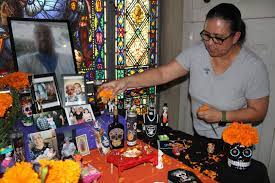 Ésta se lleva a cabo gracias a que, según se cree, las ánimas regresan a disfrutar los platillos, a probar la fruta y a contemplar la flor de cempasúchil que se les. El Dia De Los Muertos Recobra Vida Con La Tradicion De Los Altares Boyle Heights No Se Queda Atras Los Angeles Times