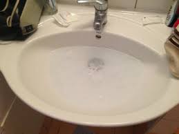Comment Nettoyer Un Plat En Pyrex Avec Une Facilite Deconcertante Astuces De Grand Mere Canalisation Astuces Plombier