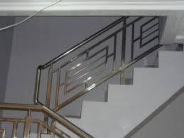 Fungsi utama dari railing tangga itu sendiri sebagai penyangga saat naik atau turun tangga untuk railing balkon sebagai penahan jatuh dari lantai yang lebih tinggi dari area properti. Terbaru 22 Pagar Tangga Minimalis